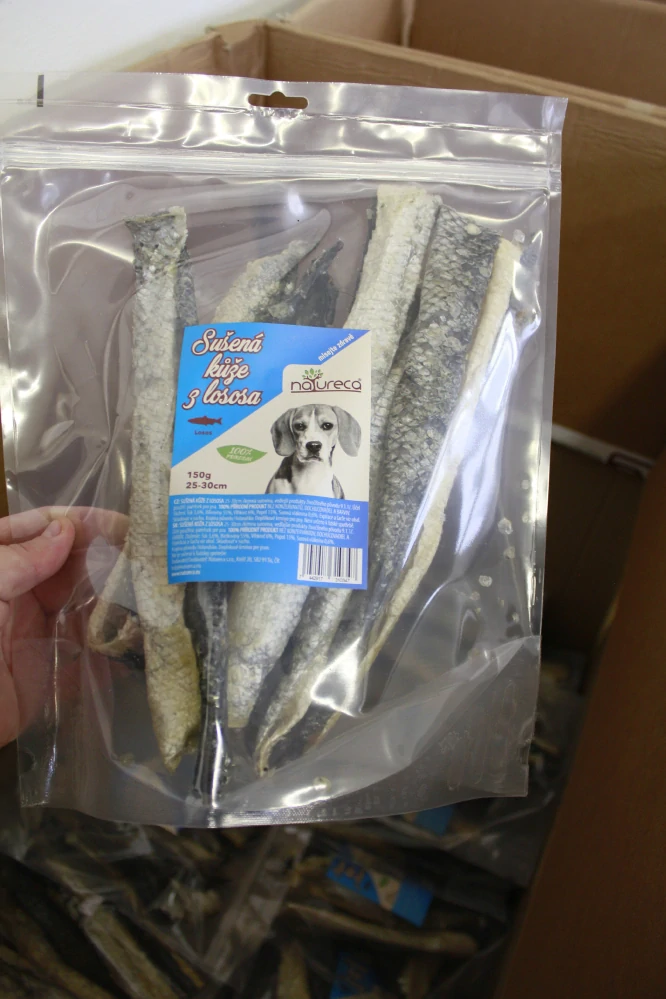 Sušená kůže z lososa 25-30cm 150g