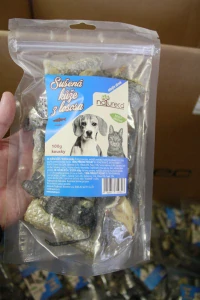 Sušená kůže z lososa kousky cca 5cm 100g