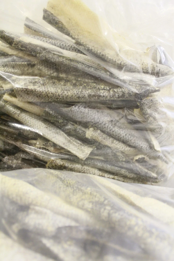 Sušená kůže z lososa 25-30cm 150g