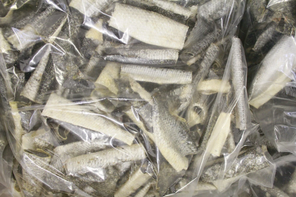 Sušená kůže z lososa cca 15cm 50-500g