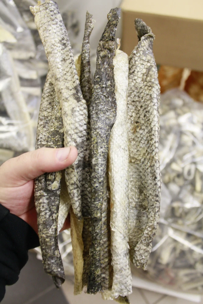 Sušená kůže z lososa 25-30cm 150g